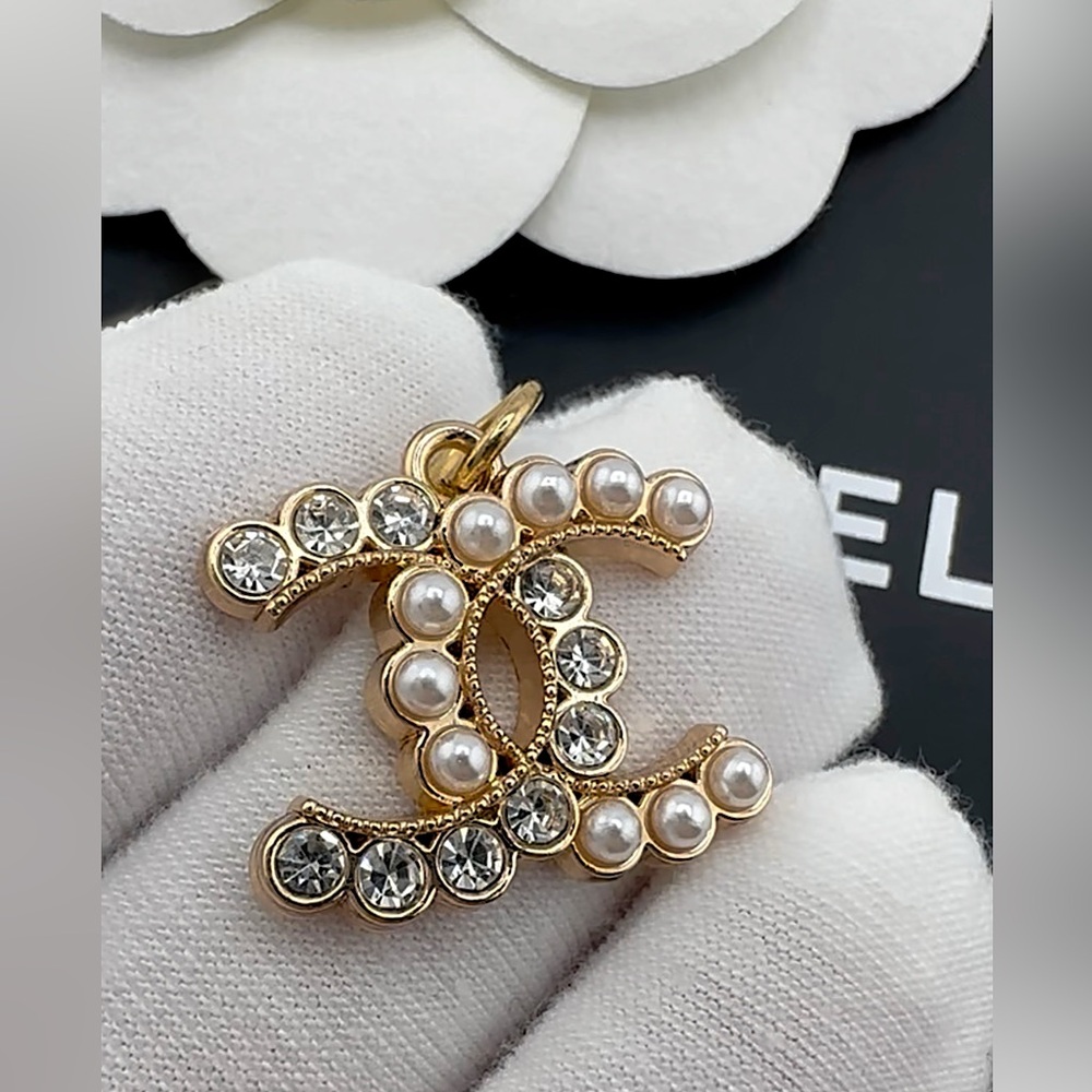 VINTAGE CHANEL AUTHENTIC RHINESTONE AND PEARL BEAD CC GOLD TONE ZIPPER PULL
